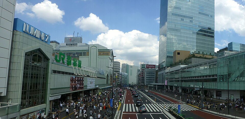 Cửa nam ga Shinjuku: ga JR, LUMINE 2, dòng người đi bộ và tổ hợp Busta · 10/9/2016.