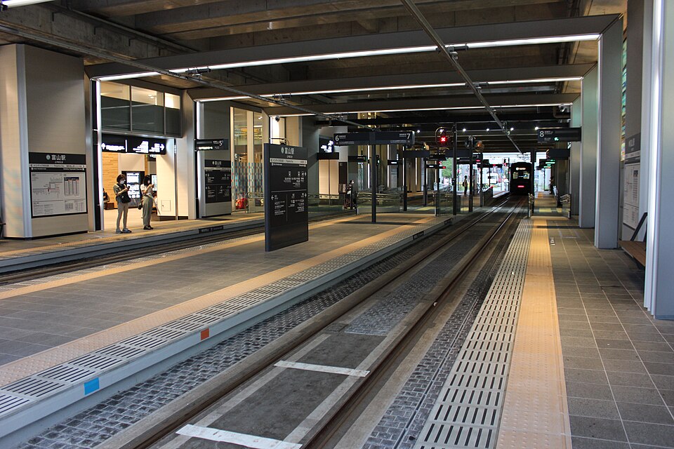 Trạm tram Toyama-eki · 26/7/2020, sau khi kết nối Bắc–Nam mở.