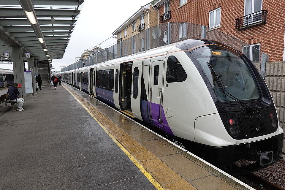 Tàu Elizabeth line tại Abbey Wood, cạnh khu nhà ở · 27/3/2024. Số liệu hồ sơ thuộc nhiều ga trên toàn tuyến, không riêng Abbey Wood.